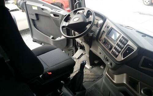 重庆迅鹏解放jh6重卡6x4牵引车33.8万